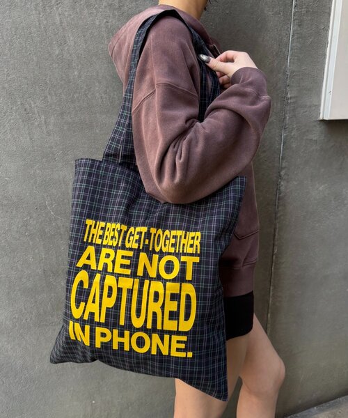 WHO'S WHO gallery（フーズフーギャラリー）の「【WEB限定】メッセージロゴトートバッグ（トートバッグ・レディース・ブラック/グリーン/ダークブラウン/ネイビー/イエロー/ブラック系その他/レッド・FREE）」の12枚目の写真