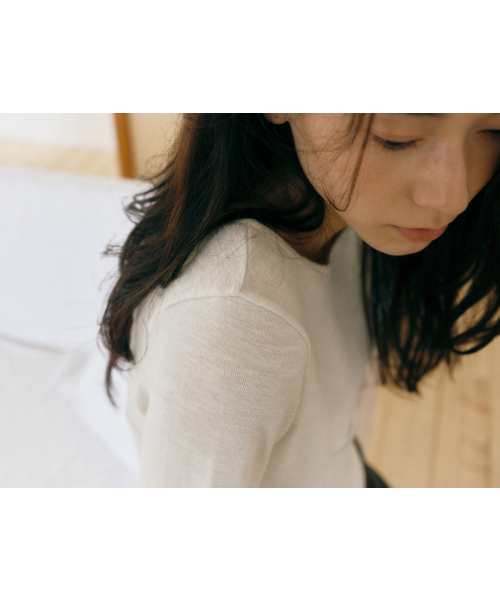 Yuje（ユジェ）の「BELLY TOP (6color, 2size)（Tシャツ/カットソー・レディース・チャコールグレー/ブラック/アイボリー/Beige/スカイブルー/ピンクベージュ・SMALL/MEDIUM）」の9枚目の写真