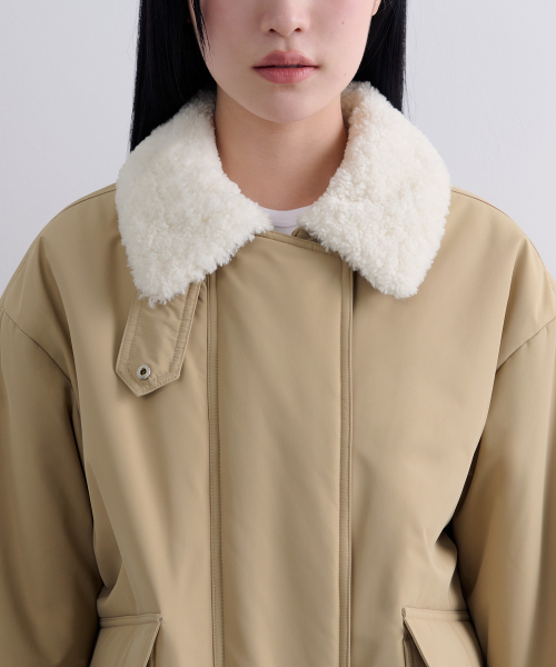 MUSINSA STANDARD WOMAN（ムシンサスタンダードウーマン）の「ウィメンズフェイクシアリングカラー パディングジャケット [ベージュ/クリーム]（ダウンジャケット/コート・レディース・その他・X-SMALL/SMALL/MEDIUM/LARGE）」の3枚目の写真