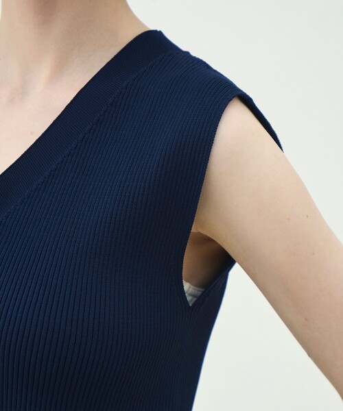 MACPHEE（マカフィー）の「【WEB先行予約】フォームニット ペプラムベスト（ベスト・レディース・ネイビー/ライトブルー・S）」の9枚目の写真