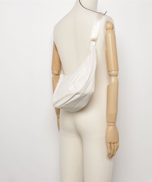 GREGORY(グレゴリー)の「スージーハーフムーンショルダーM SUSZY HALFMOON SHOULDER M アイボリーホワイト(ショルダーバッグ・レディース・アイボリー・ONE SIZE)」の5枚目の写真