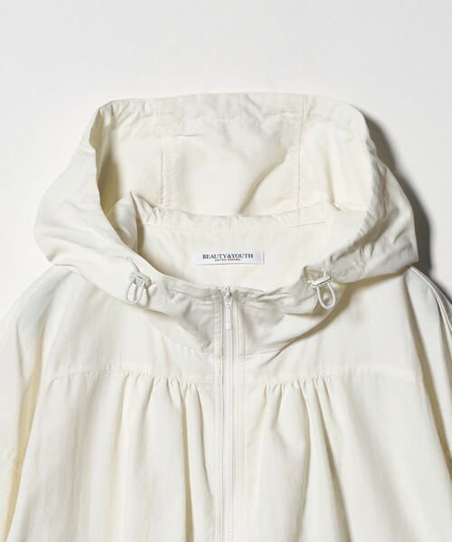 BEAUTY&YOUTH UNITED ARROWS（ビューティーアンドユースユナイテッドアローズ）の「ナイロン ギャザーフードブルゾン ウォッシャブル（ブルゾン・レディース・オフホワイト/ブラック・M/S）」の7枚目の写真