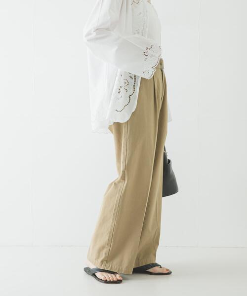 URBAN RESEARCH(アーバンリサーチ)の「『3サイズ展開』ベルト付きタックワイドチノパンツ(その他パンツ・レディース・ベージュ/ライトベージュ・40/38/36)」の22枚目の写真