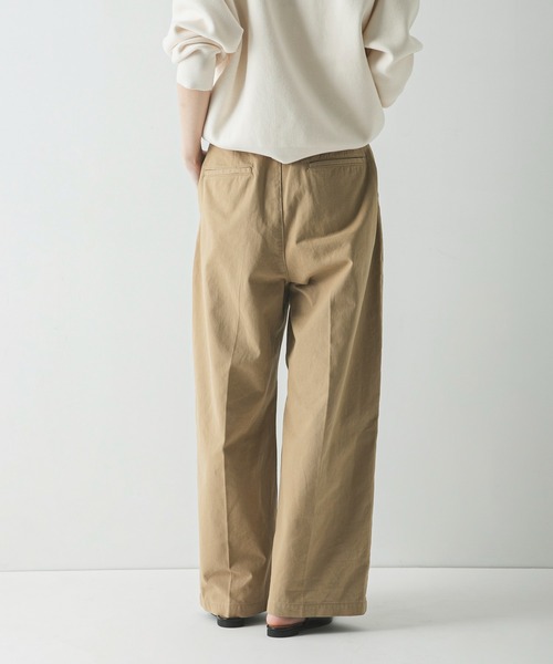 URBAN RESEARCH（アーバンリサーチ）の「『3サイズ展開』ベルト付きタックワイドチノパンツ（その他パンツ・レディース・ベージュ/ライトベージュ・40/38/36）」の11枚目の写真