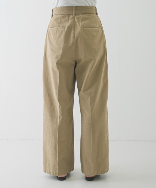 URBAN RESEARCH（アーバンリサーチ）の「『3サイズ展開』ベルト付きタックワイドチノパンツ（その他パンツ・レディース・ベージュ/ライトベージュ・40/38/36）」の16枚目の写真