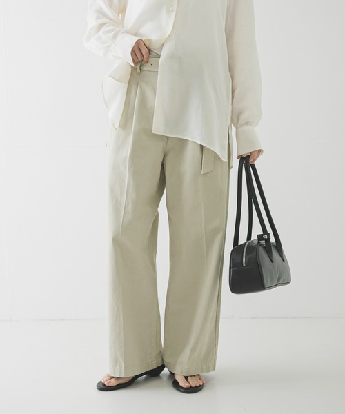 URBAN RESEARCH（アーバンリサーチ）の「『3サイズ展開』ベルト付きタックワイドチノパンツ（その他パンツ・レディース・ベージュ/ライトベージュ・40/38/36）」の3枚目の写真