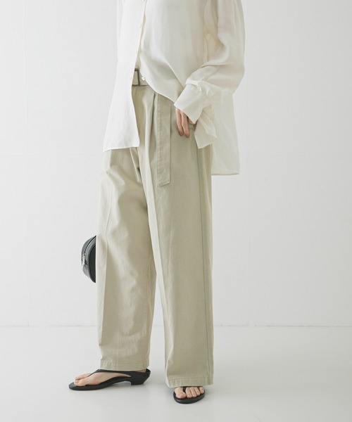 URBAN RESEARCH（アーバンリサーチ）の「『3サイズ展開』ベルト付きタックワイドチノパンツ（その他パンツ・レディース・ベージュ/ライトベージュ・40/38/36）」の4枚目の写真