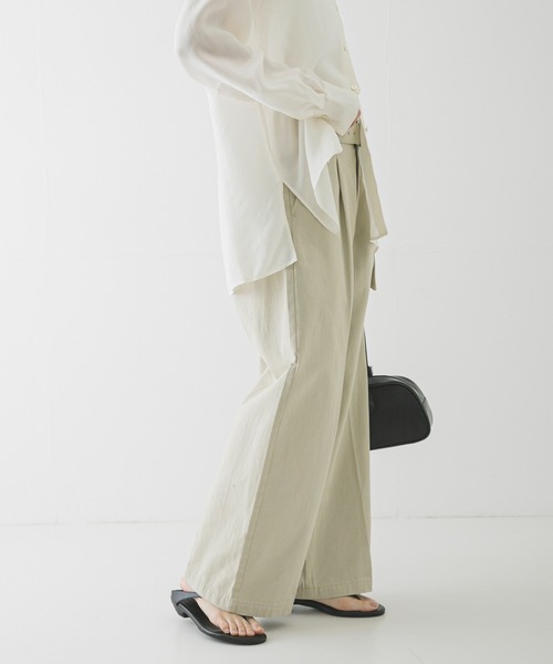 URBAN RESEARCH（アーバンリサーチ）の「『3サイズ展開』ベルト付きタックワイドチノパンツ（その他パンツ・レディース・ベージュ/ライトベージュ・40/38/36）」の5枚目の写真