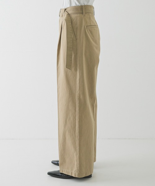 URBAN RESEARCH（アーバンリサーチ）の「『3サイズ展開』ベルト付きタックワイドチノパンツ（その他パンツ・レディース・ベージュ/ライトベージュ・40/38/36）」の16枚目の写真