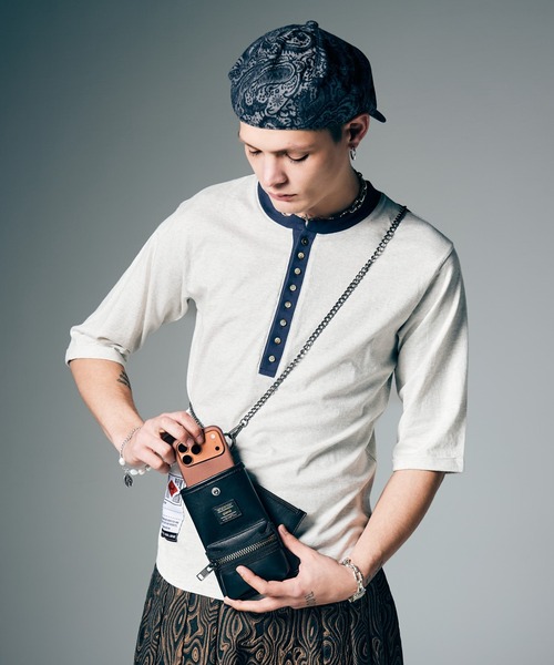 glamb(グラム)の「Leather Multi Pouch / レザーマルチポーチ(ショルダーバッグ・メンズ・ブラック・FREE)」の2枚目の写真