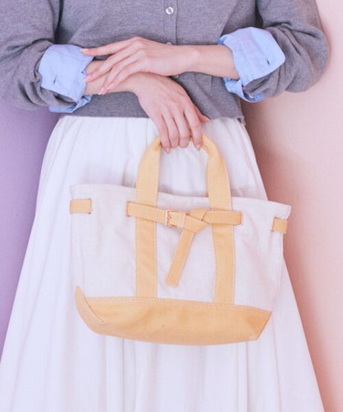 earth music&ecology（アースミュージックアンドエコロジー）の「ベルトキャンバストートバッグ M（トートバッグ・レディース・ネイビー/イエロー/グリーン・FREE）」の6枚目の写真