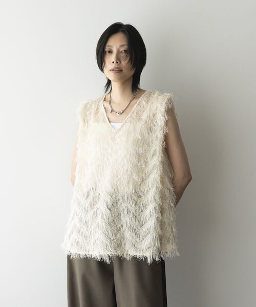 GARAGE OF GOOD CLOTHING（ガレージオブグッドクロージング）の「【日本製】フリンジVネックフレアプルオーバー（ベスト・レディース・ブラック/アイボリー・FREE）」の3枚目の写真