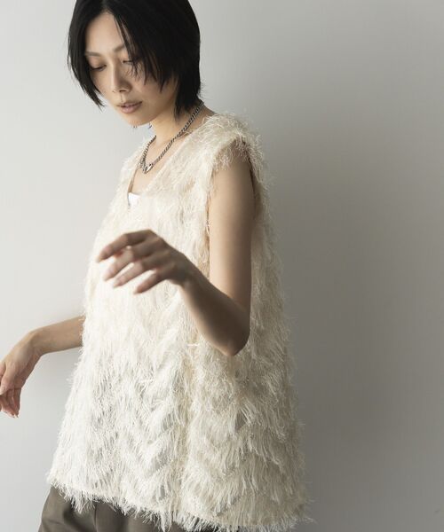 GARAGE OF GOOD CLOTHING（ガレージオブグッドクロージング）の「【日本製】フリンジVネックフレアプルオーバー（ベスト・レディース・ブラック/アイボリー・FREE）」の4枚目の写真