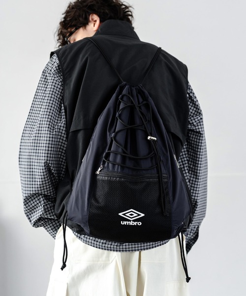 UMBRO(アンブロ)の「UMBRO 別注コラボ ドローコードワンポイントロゴナップサック(バックパック/リュック・メンズ・チャコール/ネイビー/ブラック・FREE)」の3枚目の写真