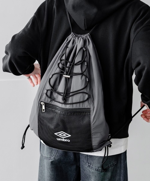 UMBRO(アンブロ)の「UMBRO 別注コラボ ドローコードワンポイントロゴナップサック(バックパック/リュック・メンズ・チャコール/ネイビー/ブラック・FREE)」の1枚目の写真