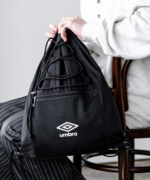UMBRO(アンブロ)の「UMBRO 別注コラボ ドローコードワンポイントロゴナップサック(バックパック/リュック・メンズ・チャコール/ネイビー/ブラック・FREE)」の4枚目の写真