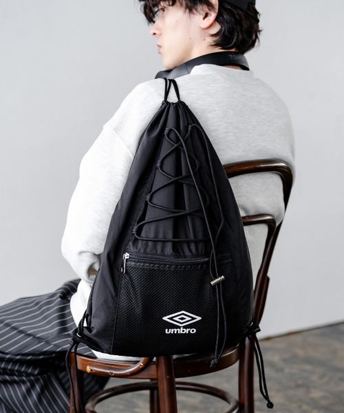 UMBRO(アンブロ)の「UMBRO 別注コラボ ドローコードワンポイントロゴナップサック(バックパック/リュック・メンズ・チャコール/ネイビー/ブラック・FREE)」の5枚目の写真