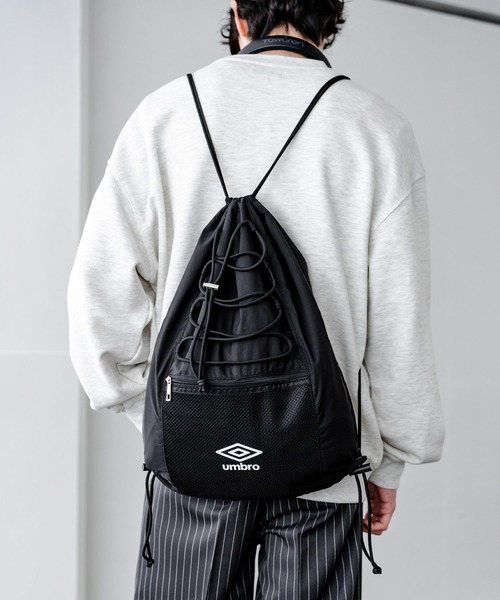 UMBRO(アンブロ)の「UMBRO 別注コラボ ドローコードワンポイントロゴナップサック(バックパック/リュック・メンズ・チャコール/ネイビー/ブラック・FREE)」の6枚目の写真
