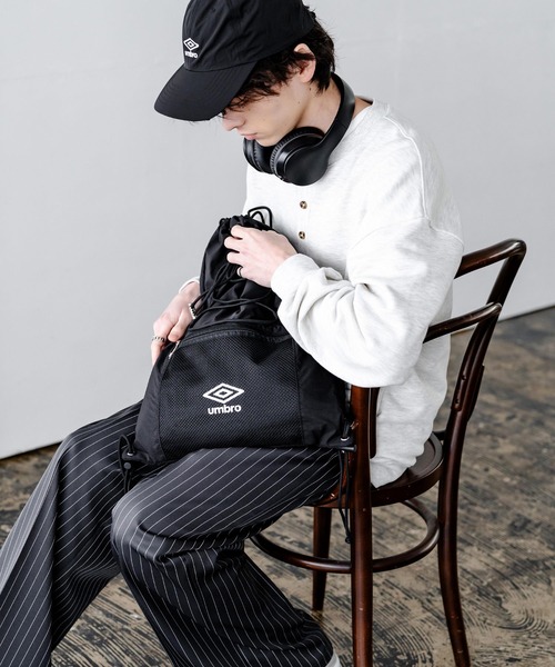 UMBRO(アンブロ)の「UMBRO 別注コラボ ドローコードワンポイントロゴナップサック(バックパック/リュック・メンズ・チャコール/ネイビー/ブラック・FREE)」の9枚目の写真