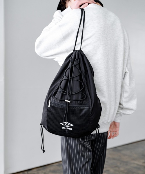 UMBRO(アンブロ)の「UMBRO 別注コラボ ドローコードワンポイントロゴナップサック(バックパック/リュック・メンズ・チャコール/ネイビー/ブラック・FREE)」の10枚目の写真