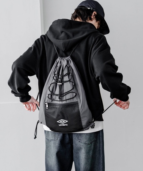 UMBRO(アンブロ)の「UMBRO 別注コラボ ドローコードワンポイントロゴナップサック(バックパック/リュック・メンズ・チャコール/ネイビー/ブラック・FREE)」の12枚目の写真