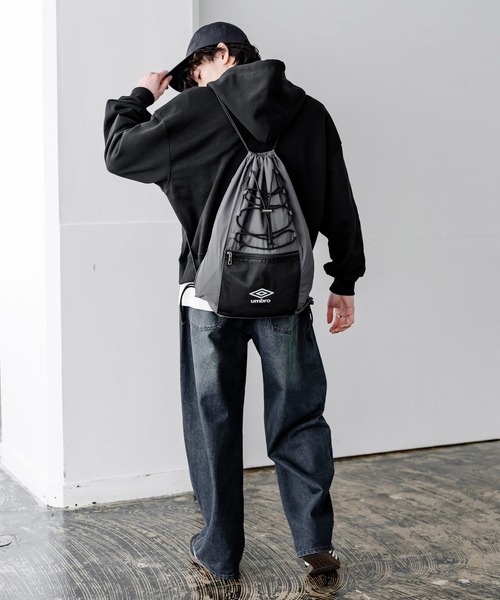 UMBRO(アンブロ)の「UMBRO 別注コラボ ドローコードワンポイントロゴナップサック(バックパック/リュック・メンズ・チャコール/ネイビー/ブラック・FREE)」の13枚目の写真