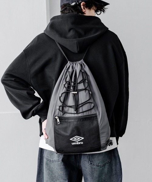 UMBRO(アンブロ)の「UMBRO 別注コラボ ドローコードワンポイントロゴナップサック(バックパック/リュック・メンズ・チャコール/ネイビー/ブラック・FREE)」の15枚目の写真