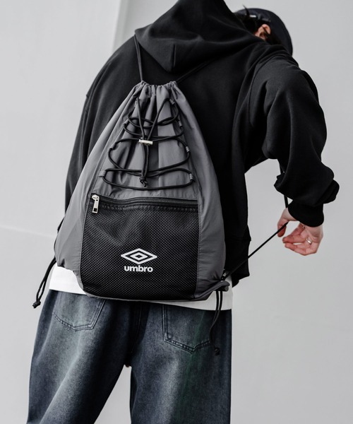 UMBRO(アンブロ)の「UMBRO 別注コラボ ドローコードワンポイントロゴナップサック(バックパック/リュック・メンズ・チャコール/ネイビー/ブラック・FREE)」の16枚目の写真