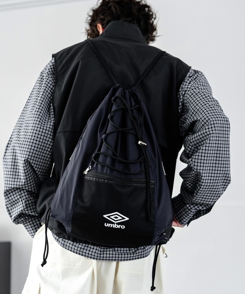 UMBRO(アンブロ)の「UMBRO 別注コラボ ドローコードワンポイントロゴナップサック(バックパック/リュック・メンズ・チャコール/ネイビー/ブラック・FREE)」の17枚目の写真