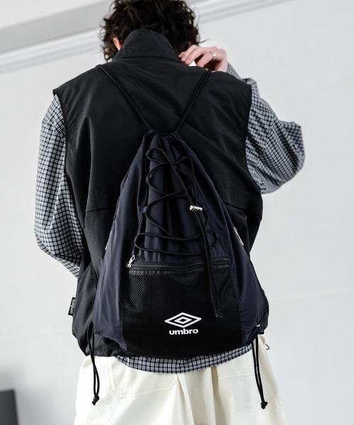UMBRO(アンブロ)の「UMBRO 別注コラボ ドローコードワンポイントロゴナップサック(バックパック/リュック・メンズ・チャコール/ネイビー/ブラック・FREE)」の18枚目の写真