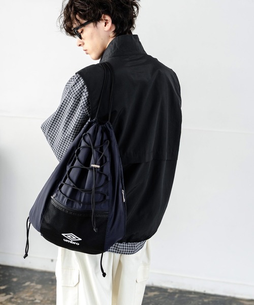 UMBRO(アンブロ)の「UMBRO 別注コラボ ドローコードワンポイントロゴナップサック(バックパック/リュック・メンズ・チャコール/ネイビー/ブラック・FREE)」の19枚目の写真