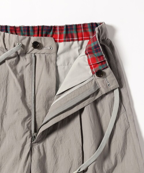 BARACUTA(バラクータ)の「BARACUTA / コットンナイロン エアリー イージーパンツ(その他パンツ・メンズ・シルバー・38/40/42)」の4枚目の写真