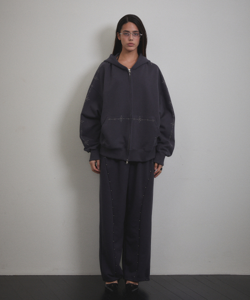 VOONT(ブント)の「Stud Line Hood Zip-up (CHARCOAL)(パーカー・レディース・チャコールグレー・OS)」の10枚目の写真