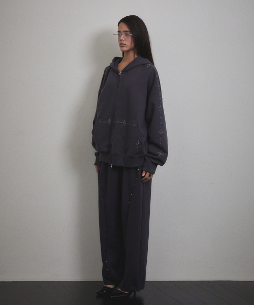 VOONT(ブント)の「Stud Line Hood Zip-up (CHARCOAL)(パーカー・レディース・チャコールグレー・OS)」の11枚目の写真