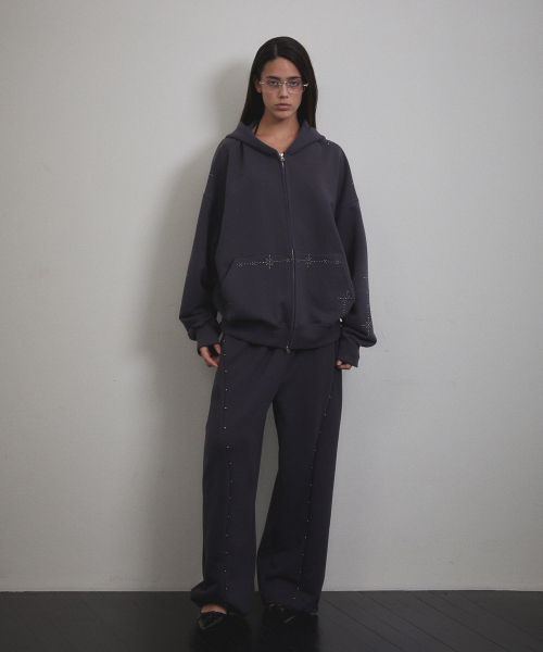 VOONT(ブント)の「Stud Line Hood Zip-up (CHARCOAL)(パーカー・レディース・チャコールグレー・OS)」の12枚目の写真