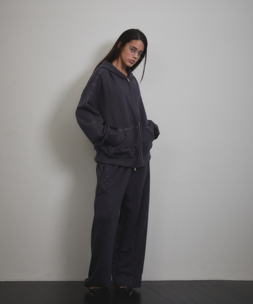 VOONT(ブント)の「Stud Line Hood Zip-up (CHARCOAL)(パーカー・レディース・チャコールグレー・OS)」の13枚目の写真