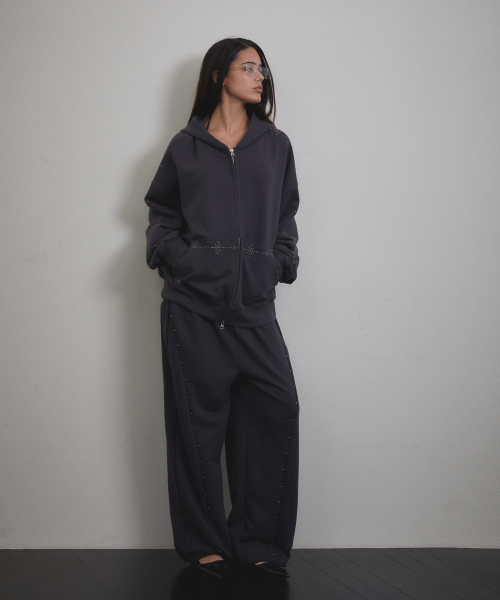 VOONT(ブント)の「Stud Line Hood Zip-up (CHARCOAL)(パーカー・レディース・チャコールグレー・OS)」の14枚目の写真