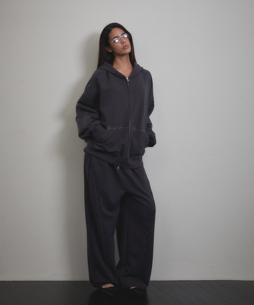 VOONT(ブント)の「Stud Line Hood Zip-up (CHARCOAL)(パーカー・レディース・チャコールグレー・OS)」の15枚目の写真
