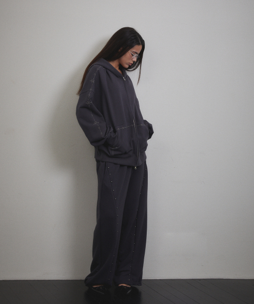 VOONT(ブント)の「Stud Line Hood Zip-up (CHARCOAL)(パーカー・レディース・チャコールグレー・OS)」の16枚目の写真