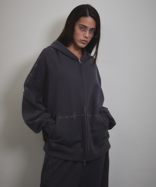 VOONT(ブント)の「Stud Line Hood Zip-up (CHARCOAL)(パーカー・レディース・チャコールグレー・OS)」の2枚目の写真