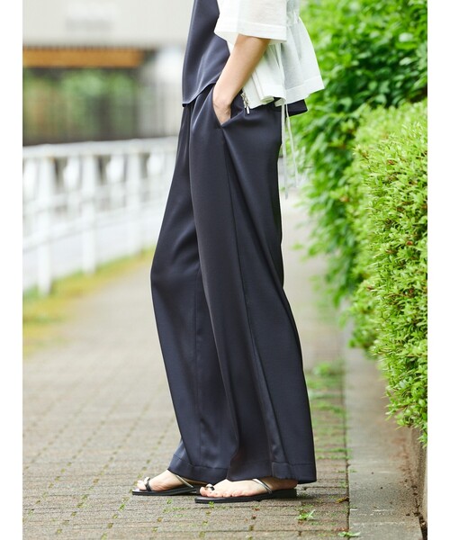 qualite（カリテ）の「【接触冷感・吸水速乾】クールサテンパンツ　セットアップ対応　夏服　オフィスカジュアル　きれいめ（その他パンツ・レディース・グレー/カーキ/ブラック/ネイビー/ワイン・38/34/36）」の4枚目の写真