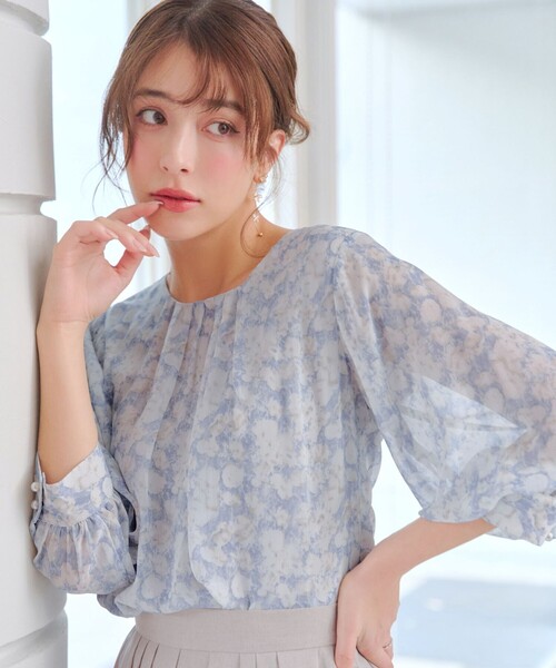 Tiaclasse(ティアクラッセ)の「水彩花柄シフォンブラウス(シャツ/ブラウス・レディース・ブルー/ベージュ/グレー・S/L/M)」の3枚目の写真