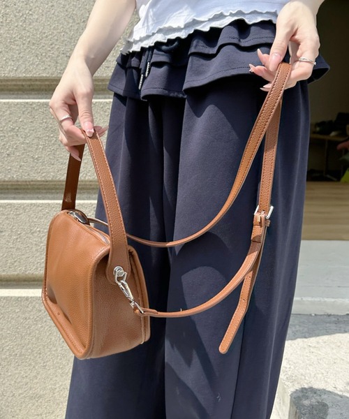 Ada.(エイダ)の「レザー調 横長 シンプル スクエア ミニ ショルダー バッグ(ショルダーバッグ・レディース・ブラック/ブラウン/ホワイト・FREE)」の7枚目の写真