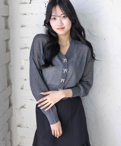 clear（クリア）の「リボンボタンVネックニットカーディガン[骨格ナチュラル ガーリー バレエコア]（カーディガン/ボレロ・レディース・チャコールグレー/オフホワイト/ピンク/グレー系その他・F）」の13枚目の写真