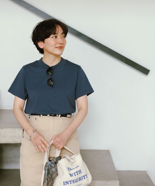 green label relaxing(グリーンレーベルリラクシング)の「<スタイリスト兵藤千尋さんコラボ>ワイドネック Tシャツ UVカット(Tシャツ/カットソー・レディース・ネイビー/ブラック/オフホワイト・FREE)」の4枚目の写真