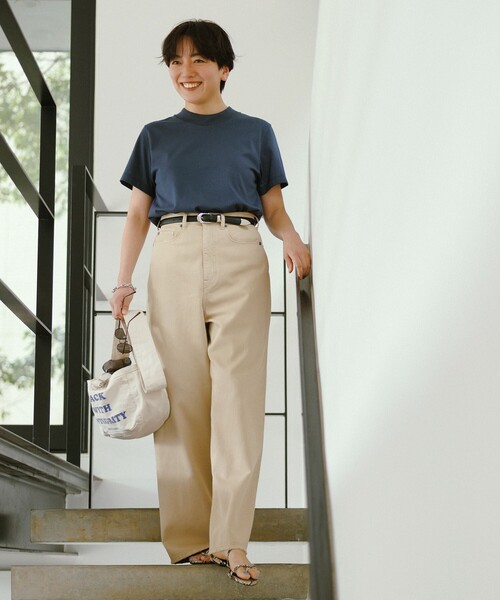 green label relaxing(グリーンレーベルリラクシング)の「<スタイリスト兵藤千尋さんコラボ>ワイドネック Tシャツ UVカット(Tシャツ/カットソー・レディース・ネイビー/ブラック/オフホワイト・FREE)」の5枚目の写真