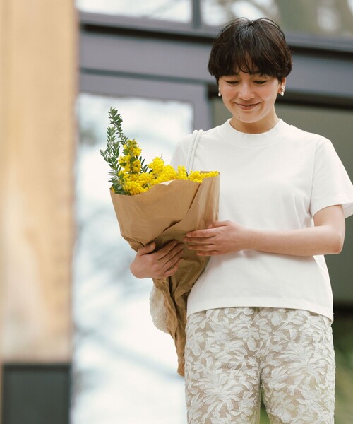 green label relaxing(グリーンレーベルリラクシング)の「<スタイリスト兵藤千尋さんコラボ>ワイドネック Tシャツ UVカット(Tシャツ/カットソー・レディース・ネイビー/ブラック/オフホワイト・FREE)」の5枚目の写真