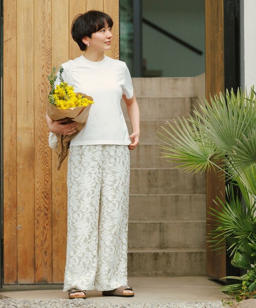 green label relaxing(グリーンレーベルリラクシング)の「<スタイリスト兵藤千尋さんコラボ>ワイドネック Tシャツ UVカット(Tシャツ/カットソー・レディース・ネイビー/ブラック/オフホワイト・FREE)」の6枚目の写真