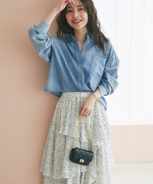 La boutique BonBon(ラブティックボンボン)の「【RISA監修・今すぐお届け!】シアーデニムショート丈袖口リブシャツ(シャツ/ブラウス・レディース・サックスブルー/ブルー系その他・FREE)」の2枚目の写真