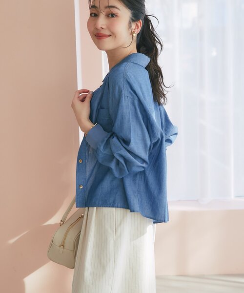 La boutique BonBon(ラブティックボンボン)の「【RISA監修・今すぐお届け!】シアーデニムショート丈袖口リブシャツ(シャツ/ブラウス・レディース・サックスブルー/ブルー系その他・FREE)」の4枚目の写真